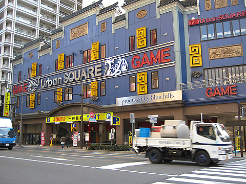 国道沿いの横浜中華街の駐車場